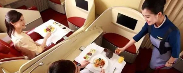 飛機(jī)上的正餐服務(wù) 為什么乘客能享用機(jī)上餐食？